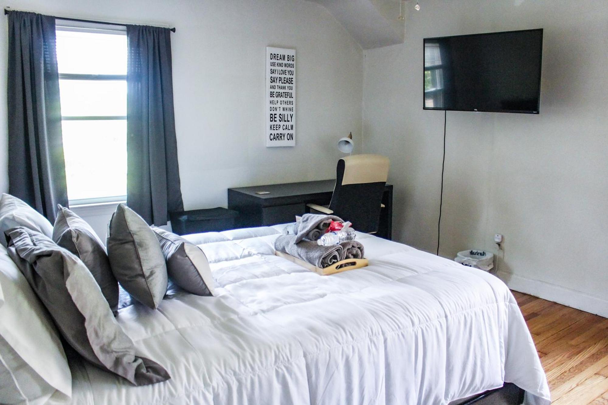 Master Bedroom In Home Away From Home Detroit Zewnętrze zdjęcie